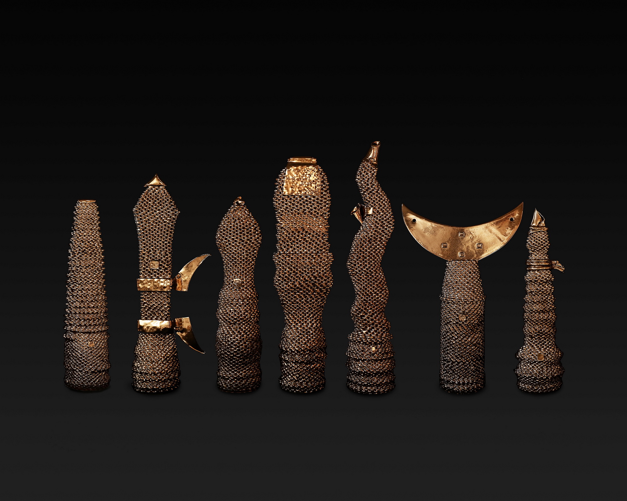 04.《泥片的逻辑——金色梦想》正面图，陶瓷，单件尺寸：15cm×15cm×56cm不等