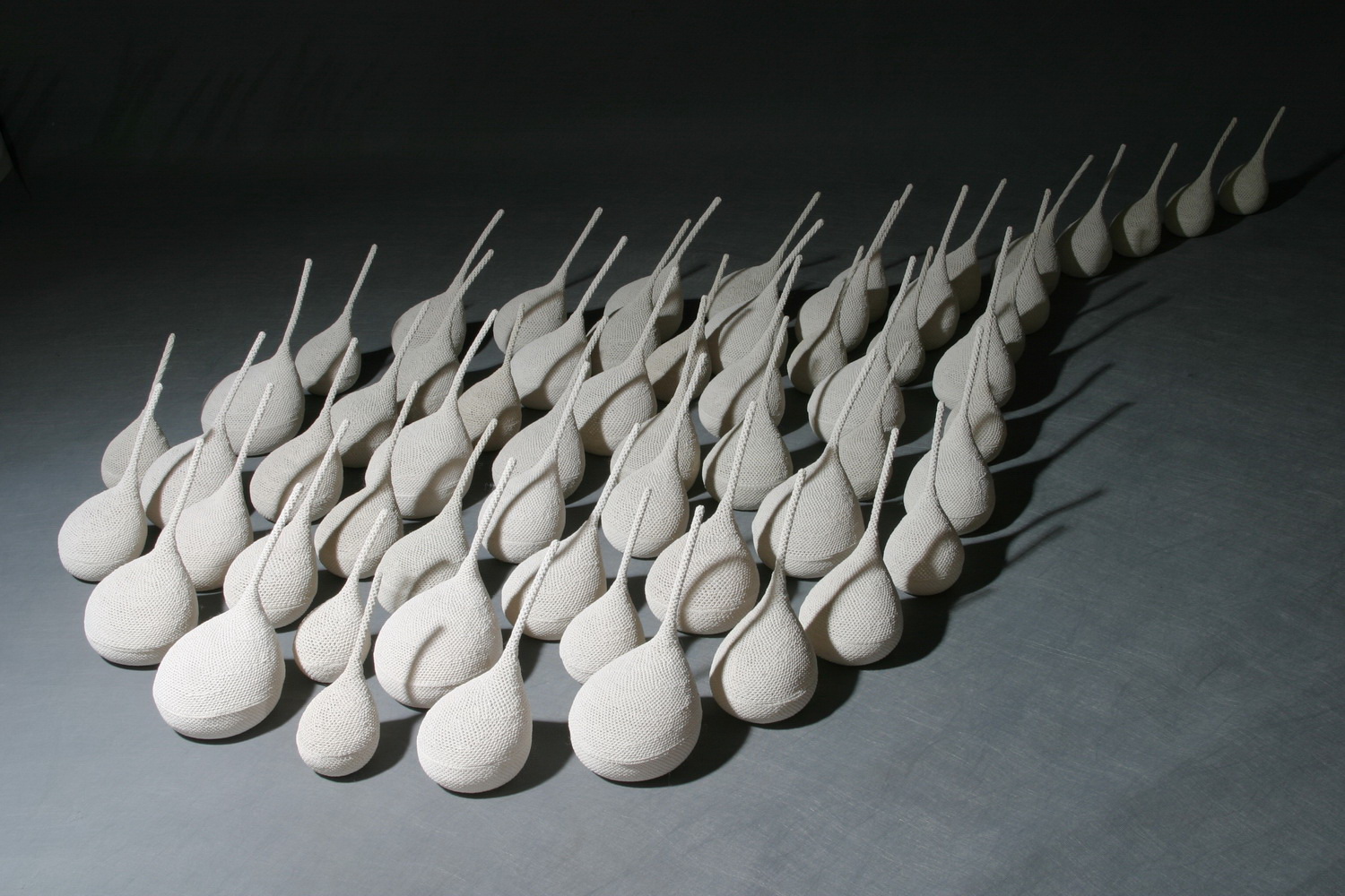 《逐》  2004   纤维艺术  材料：棉线   工艺：钩织